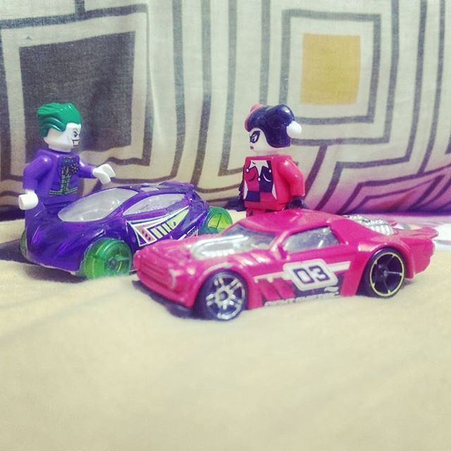 Harley, shall we race?
Sure, Puddin...First one past Arkham Asylum, okay?
#lego #toystories #hotwheels